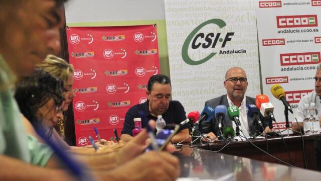 Representantes de UGT, CC OO y CSIF durante la rueda de prensa en la que escenificaron la unidad sindical en este asunto