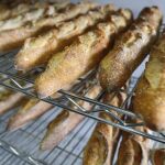 Barras de pan recién salidas del horno en un obrador.