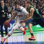 El base esloveno del Real Madrid Luka Doncic (i) avanza con el balón junto al base Albert Sàbat, del Albert Divina Seguros Joventut