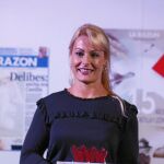 La haltera, al recibir el premio La Razón
