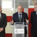 El director del Instituto Nacional de Ciberseguridad (INCIBE), Miguel Rego (i), en una imagen de archivo junto al ministro del Interior, Jorge Fernández Díaz (c), y el alcalde de León, Antonio Silván