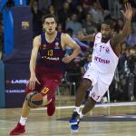 El base checo del FC Barcelona Lassa Tomas Satoransky (i) lucha con el alero norteamericano del Brose Baskets Bradley Wanamaker (d)