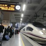 Un tren AVE en la estación de Gerona.