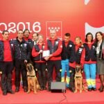 Miembros del Equipo de Respuesta Inmediata de la Comunidad Autónoma de Madrid (ERICAM), tras recibir el premio de la Comunidad de Madrid