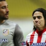 El colombiano Radamel Falcao, delantero del Atlético de Madrid, se lamenta después del partido