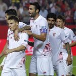 Los jugadores del Sevilla, el francés Kevín Gameiro (i), Victor Machín Pérez "Vitolo"(detrás), Vicente Iborra (c) y el argentino Éver Banega, celebran el cuarto gol del equipo andaluz