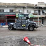 Un vehículo de las fuerzas iraquíes circula por una calle controlada por Policía Federal del país.