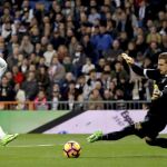 El centrocampista Isco remata ante la portería de Javi Varas, de Las Palmas