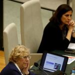 Carmena, en el Pleno, a la derecha de Beatriz Vigo Martín, interventora general del Ayuntamiento desde 2008