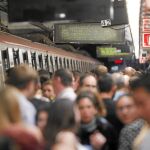 Los pasajeros se aglomeran en el arcén esperando servicios mínimos