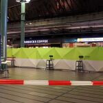 Vista del interior del aeropuerto de Schiphol desalojado después de que un hombre haya amenazado a pasajeros con un cuchillo, en Ámsterdan (Holanda)