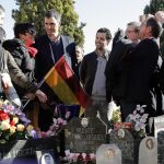 Pedro Sánchez (centro), ante una de las fosas comunes que hay en el cementerio de Paterna (Valencia)