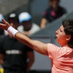 La tenista española Carla Suárez saca ante la alemana Sabine Lisicki