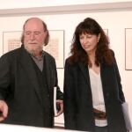Joaquín Díaz y Ana Redondo observan la exposición que se puede ver en la Casa Revilla de Valladolid