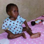 Abandonan a un niño de 2 años desnudo y desnutrido porque pensaban que era una bruja