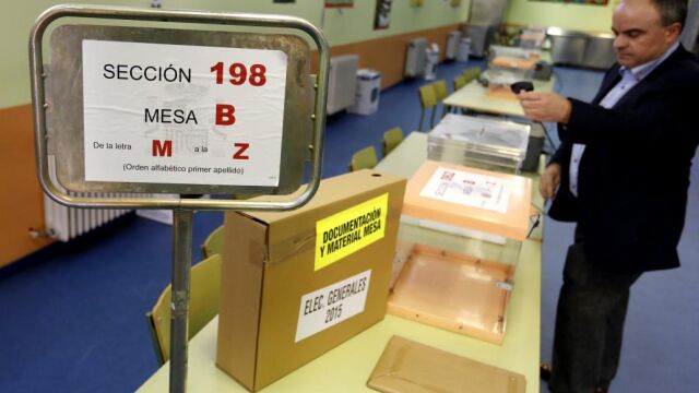 Preparativos en un colegio electoral de Madrid