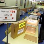 Preparativos en un colegio electoral de Madrid