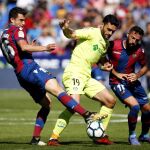 El delantero del Getafe Jorge Molina disputa un balón con los jugadores del Levante Sergio Postigo y José Luis Morales durante el partido correspondiente a la novena jornada de LaLiga Santander disputado hoy en el estadio Ciutat de Valencia