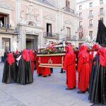 Dos cantaores intepretaron saetas desde el balcón de la Casa de la Villa tras el encuentro de la Virgen y el Cristo Yacente