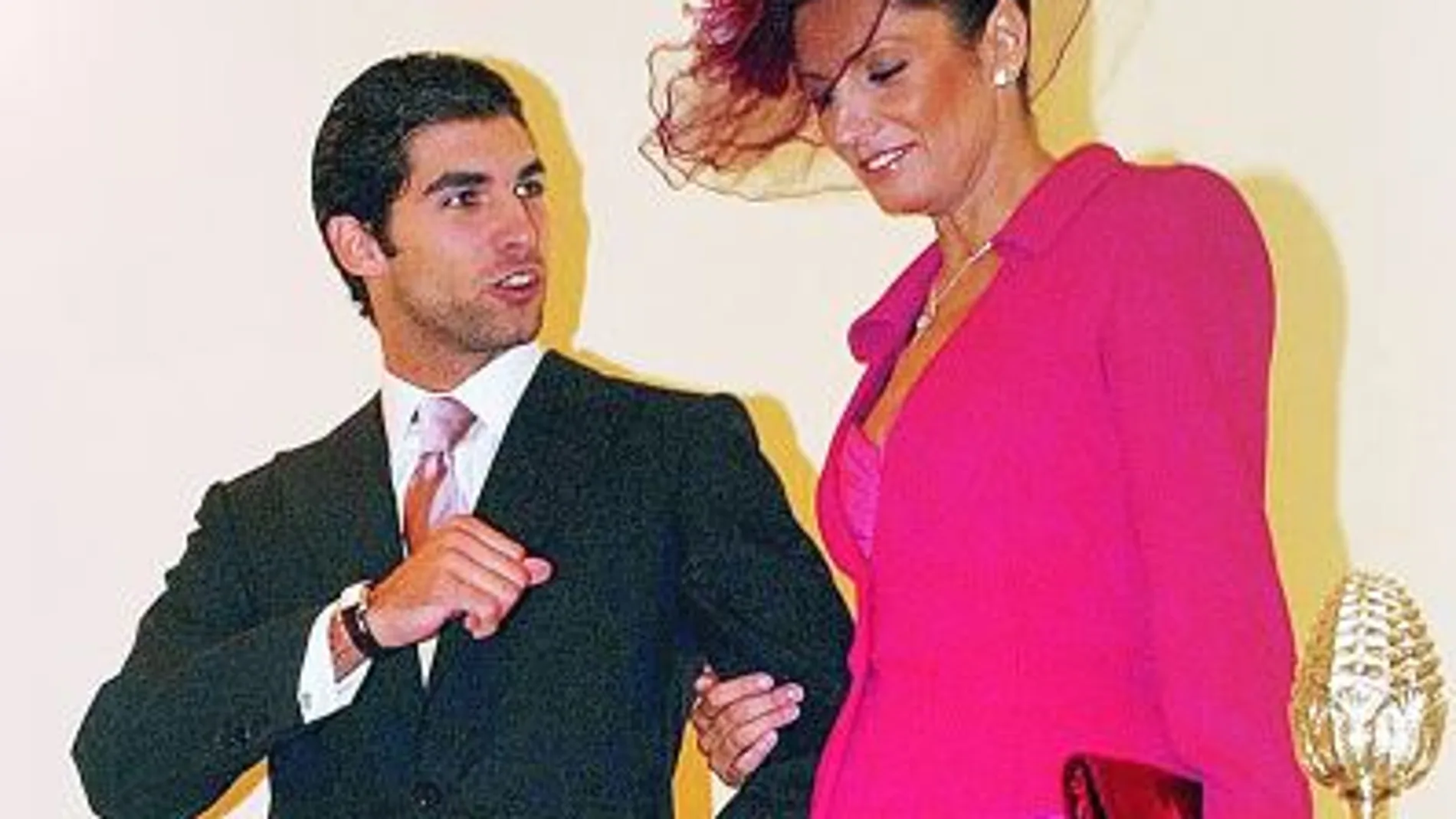 Cayetano Rivera y su madre, Carmen Ordóñez, en la primera boda del torero con Blanca Romero, en Gijón