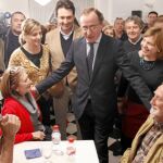 Bonig, Bastidas y Alfonso, ayer durante un encuentro con colectivos de amas de casa y personas mayores en Valencia