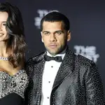 Dani Alves, posa ante los fotógrafos junto a su pareja Joana Sanz, en una foto de archivo
