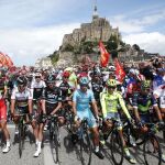 Algunos de los corredores del Tour, entre ellos Contador, hoy ant el Mont Saint-Michel.