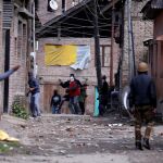 Manifestantes tiran piedras contra la policía en la protesta contra las elecciones