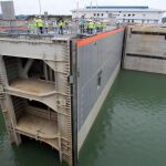 Un grupo de trabajadores son vistos en la esclusa Cocolí del nuevo Canal de Panamá hoyEfe