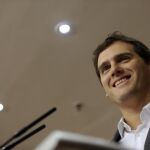 El presidente de Ciudadanos, Albert Rivera, durante su comparecencia en rueda de prensa en el Congreso de los Diputados para valorar la actualidad política, en medio de las negociaciones que su partido mantiene a dos bandas con el PSOE y el PP.