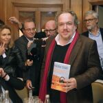 El escritor francés, Mathias Enard, posa para los fotógrafos con un ejemplar de su obra premiada, en París