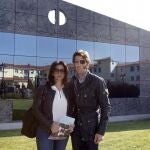 Padilla, junto a su mujer, a la salida de la Clínica Fernández Vega