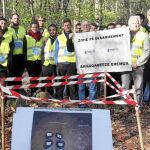 Pocas imágenes describen de manera más eficaz el ambiente de improvisación y frivolidad que impregnó el montaje de ayer que las fotos de los grupos acreditados por los «artesanos de la paz» posando sonrientes junto a los zulos de ETA.