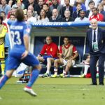 Casillas, a la izquierda, fuera del banquillo en el partido ante Italia. A la derecha, Vicente del Bosque.