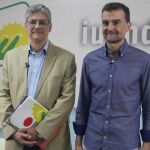 José Luis Pérez Tapias y Antonio Maíllo, momentos antes del debate mantenido ayer en la sede de IULV-CA