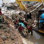 Miembros del Ejército intentan encontrar supervivientes entre los escombros y las toneladas de basura