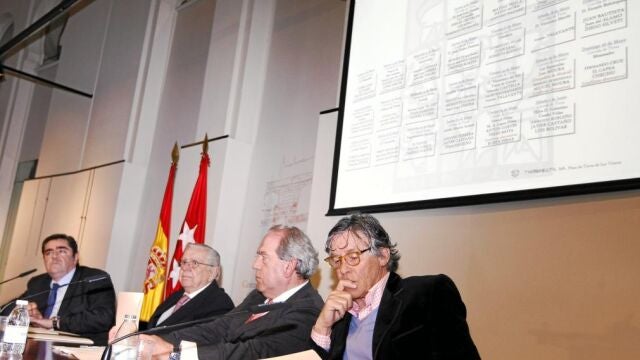 Carlos Abella repasa los carteles de San Isidro con los empresarios Manuel Martínez Erice, su padre, José Antonio Martínez Uranga, y Simón Casas