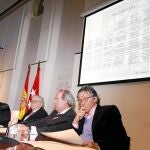 Carlos Abella repasa los carteles de San Isidro con los empresarios Manuel Martínez Erice, su padre, José Antonio Martínez Uranga, y Simón Casas