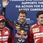 Sebastian Vettel, flanqueado por Felipe Massa y Fernando Alonso