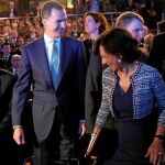 Felipe VI junto a Cristóbal Montoro (izquierda), Ana Patricia Botín y Francisco González (derecha)