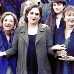 Colau junto a la productora Isona Passola presentando los premios Gaudí
