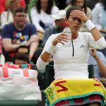 Garbine Muguruza, bebe agua, en un descanso durante el partido