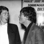 John Lennon, con Michael Crawford, en 1966 en el aeropuerto de Málaga
