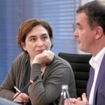 Colau no dudó en hacese la foto con Bosch mientras negocia con el PSC