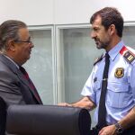 El ministro del Interior saluda a Ferrán López, nuevo mayor de los Mossos. Efe