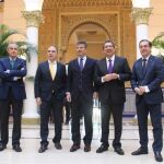 Elías Bendodo –segundo por la izquierda– acudió ayer a un desayuno informativo organizado por Europa Press y la Fundación Cajasol