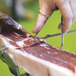 El corte del jamón con cuchillo requiere maestría, porque cada loncha es única y especial