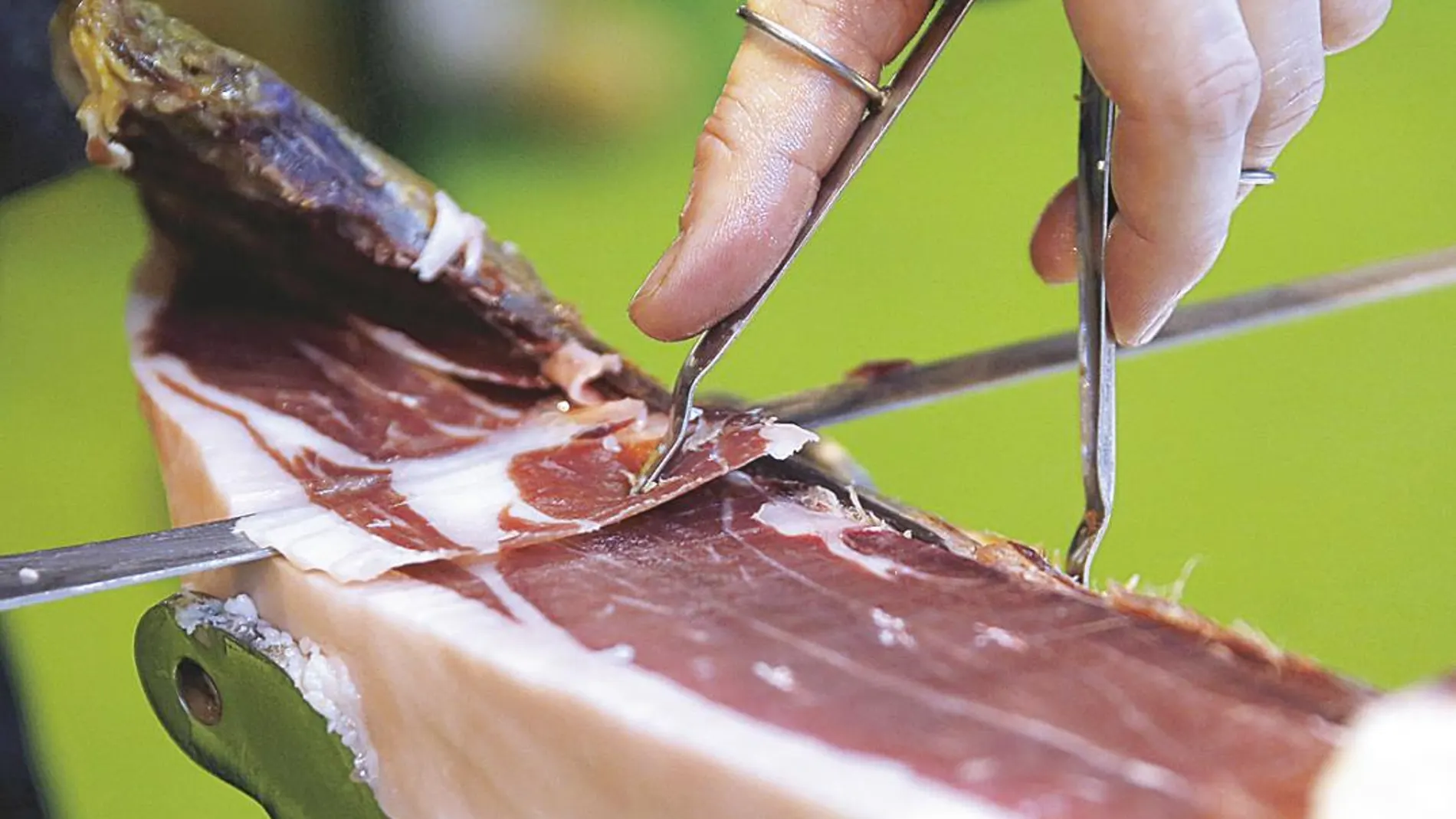 El corte del jamón con cuchillo requiere maestría, porque cada loncha es única y especial