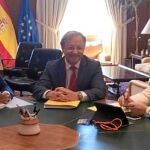 La presidenta del PPCV, Isabel Bonig, y el delegado del Gobierno, junto al secretario de Estado de Medio Ambiente