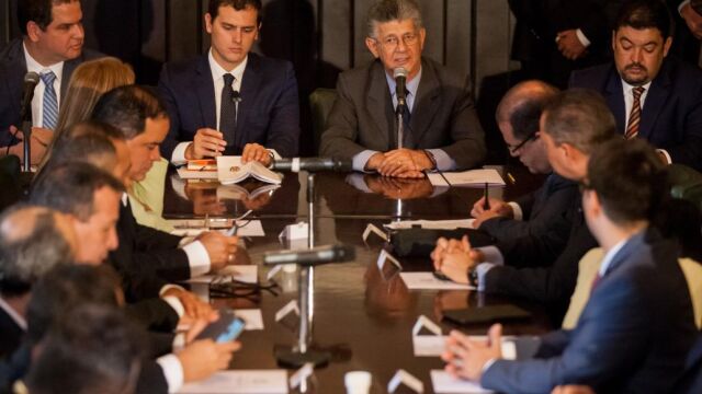 El líder del partido español Ciudadanos (oposición) Albert Rivera asiste a una sesión especial de la Comisión de Política Interior del la Asamblea Nacional venezolana (AN, Parlamento) junto al presidente de la AN Henry Ramos Allup